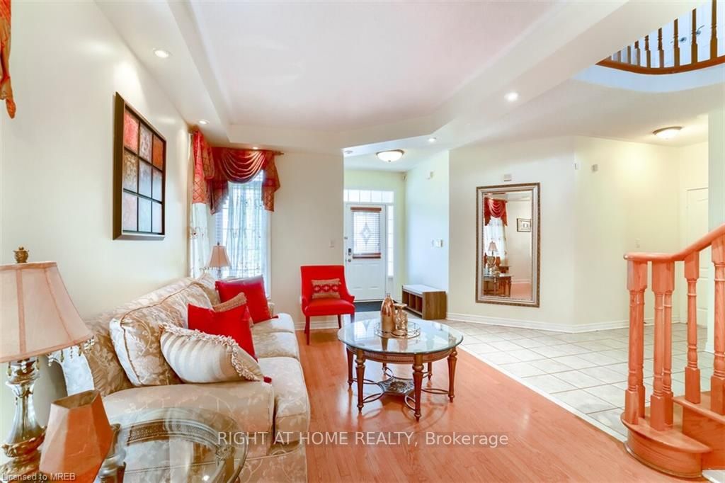 3020 Hawktail Crescent
