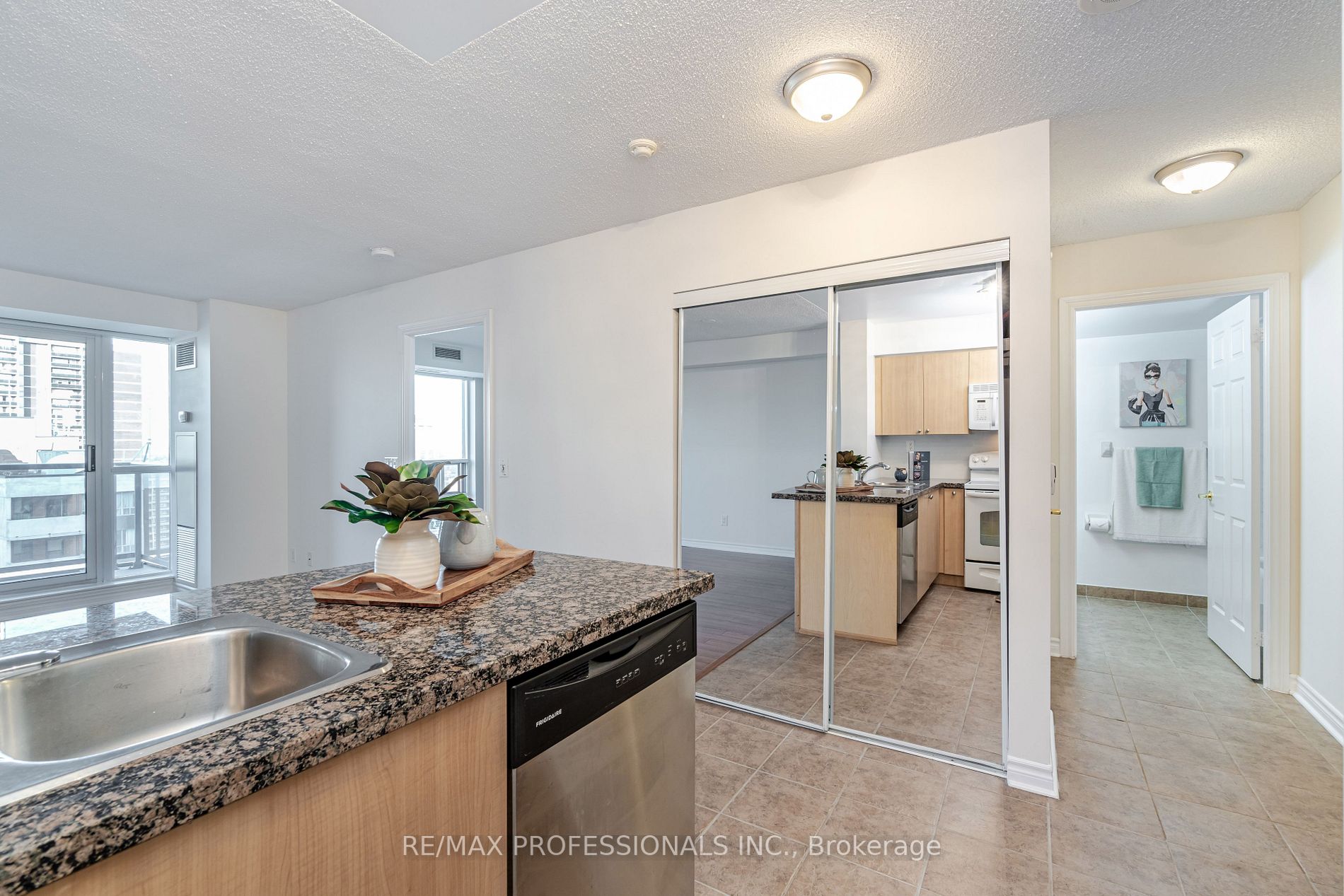 5 Michael Power Pl, #2102
