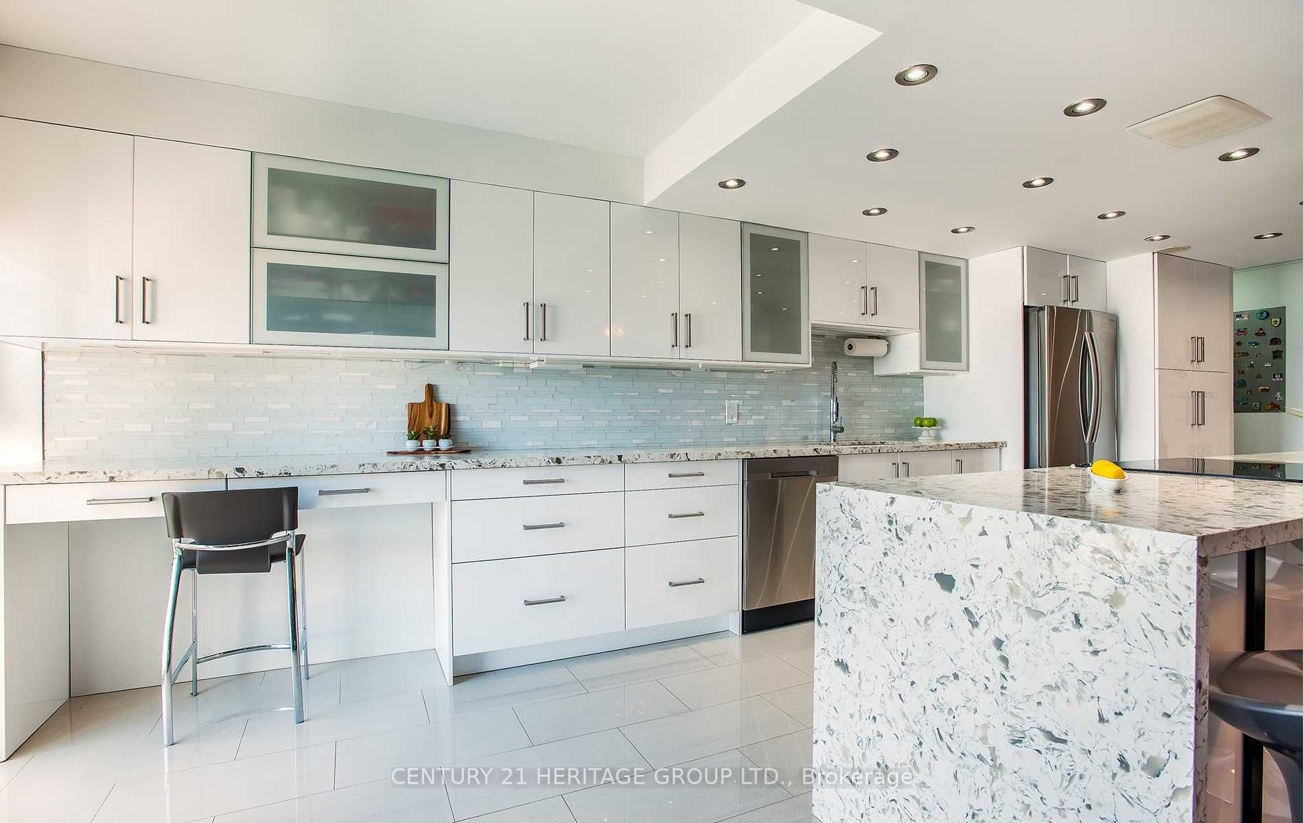3650 Kaneff Cres, #2102