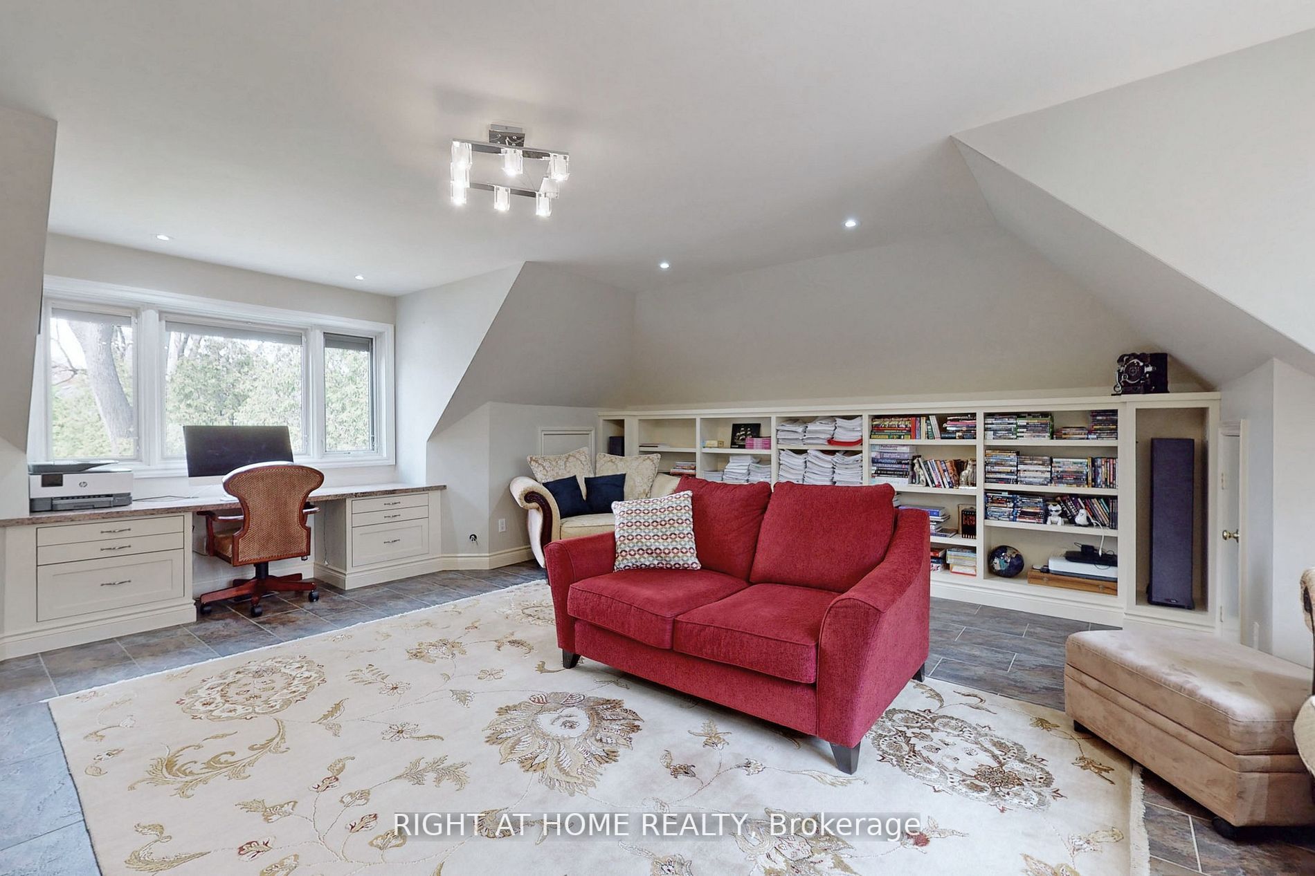 375 Lakeshore Road W