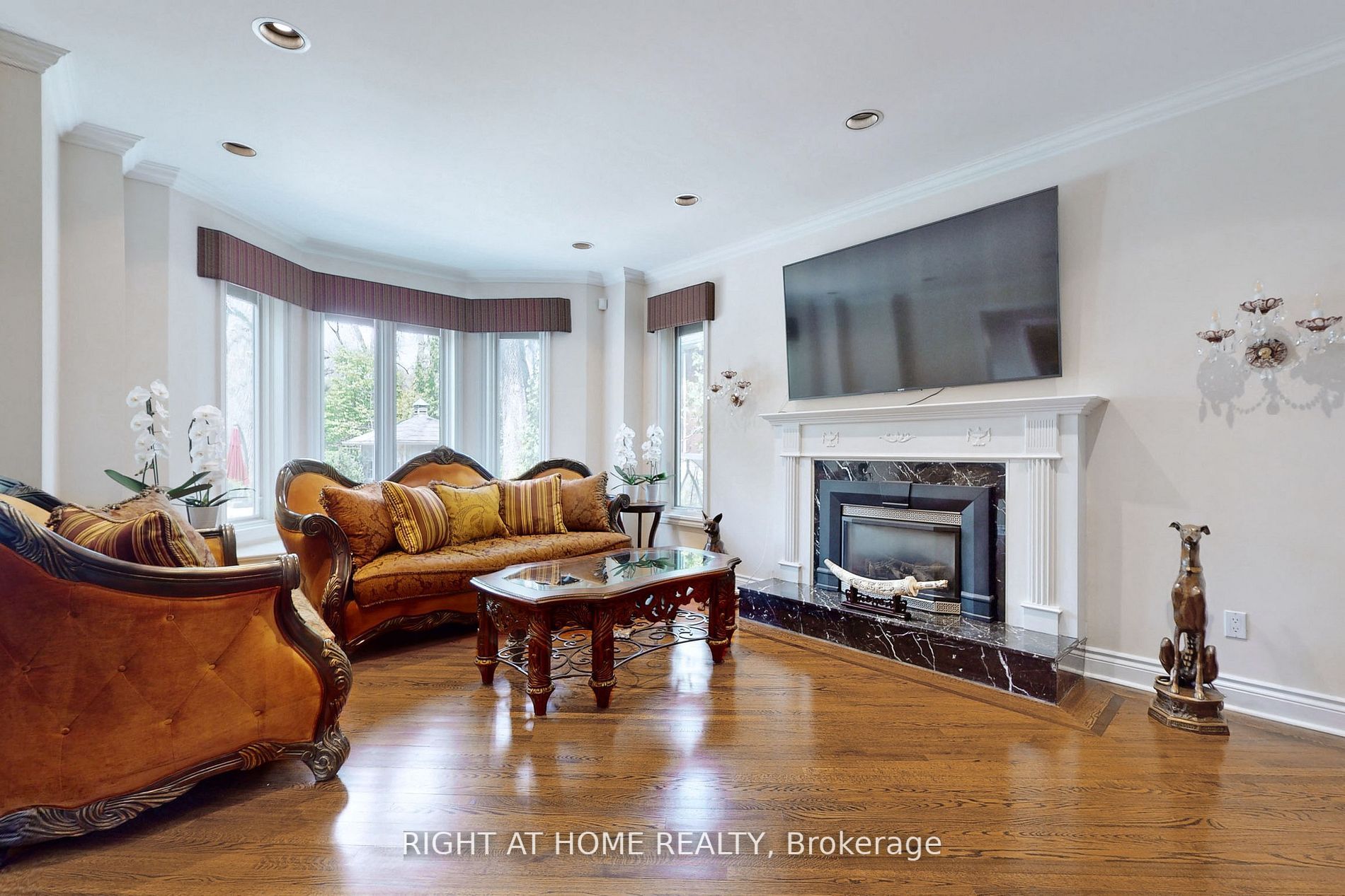 375 Lakeshore Road W