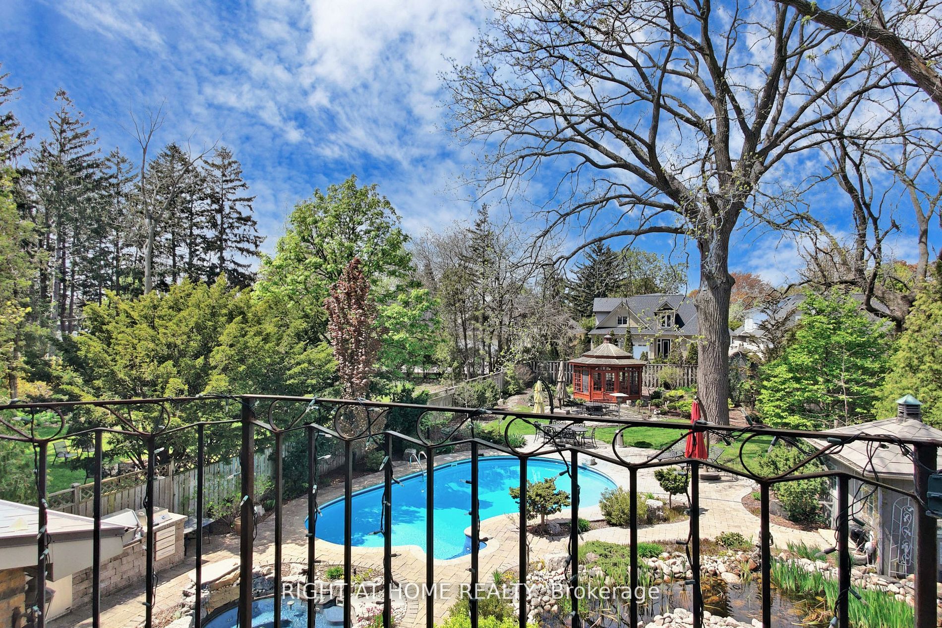 375 Lakeshore Road W