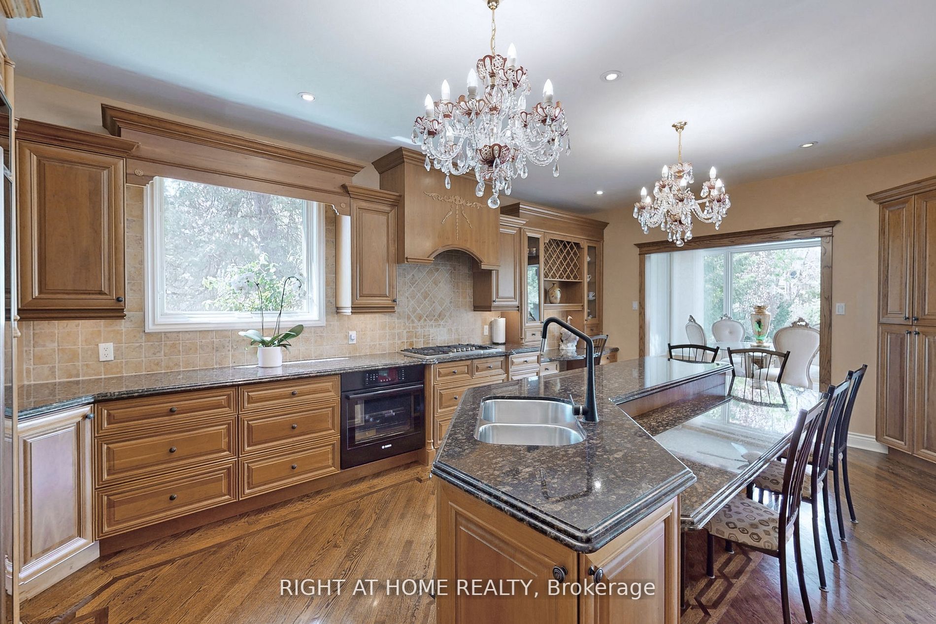 375 Lakeshore Road W
