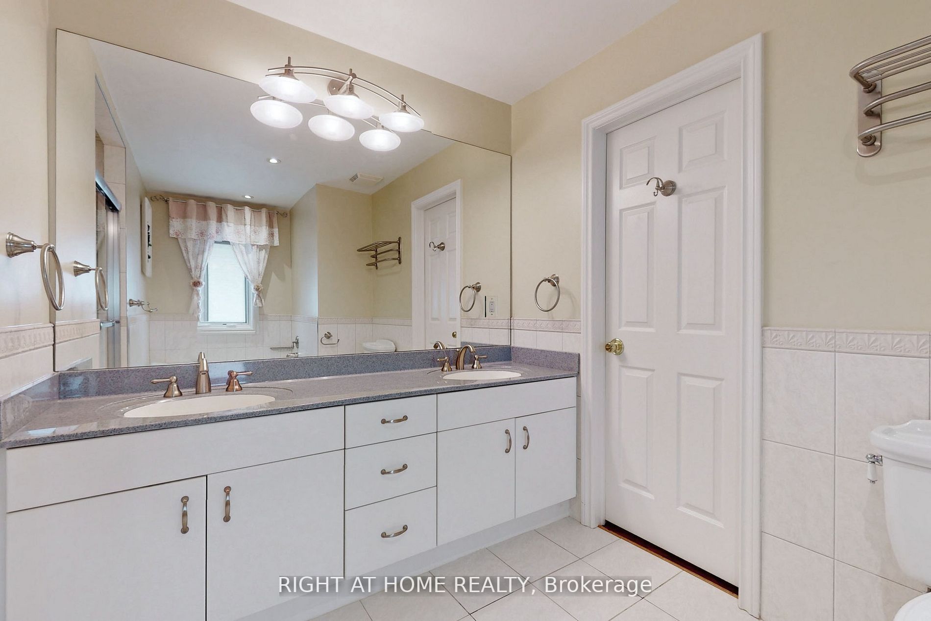 375 Lakeshore Road W