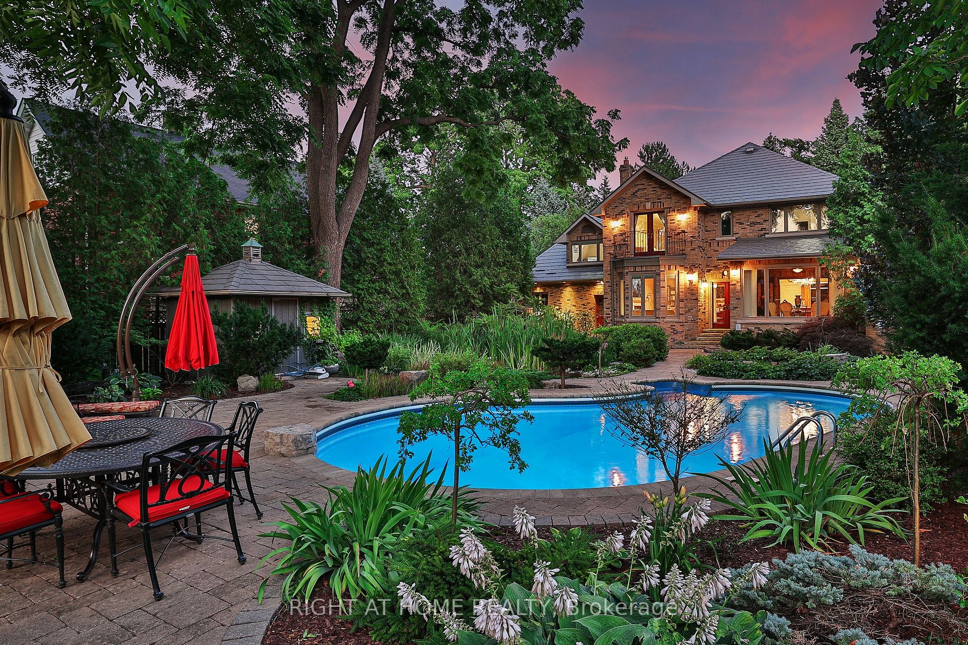 375 Lakeshore Road W