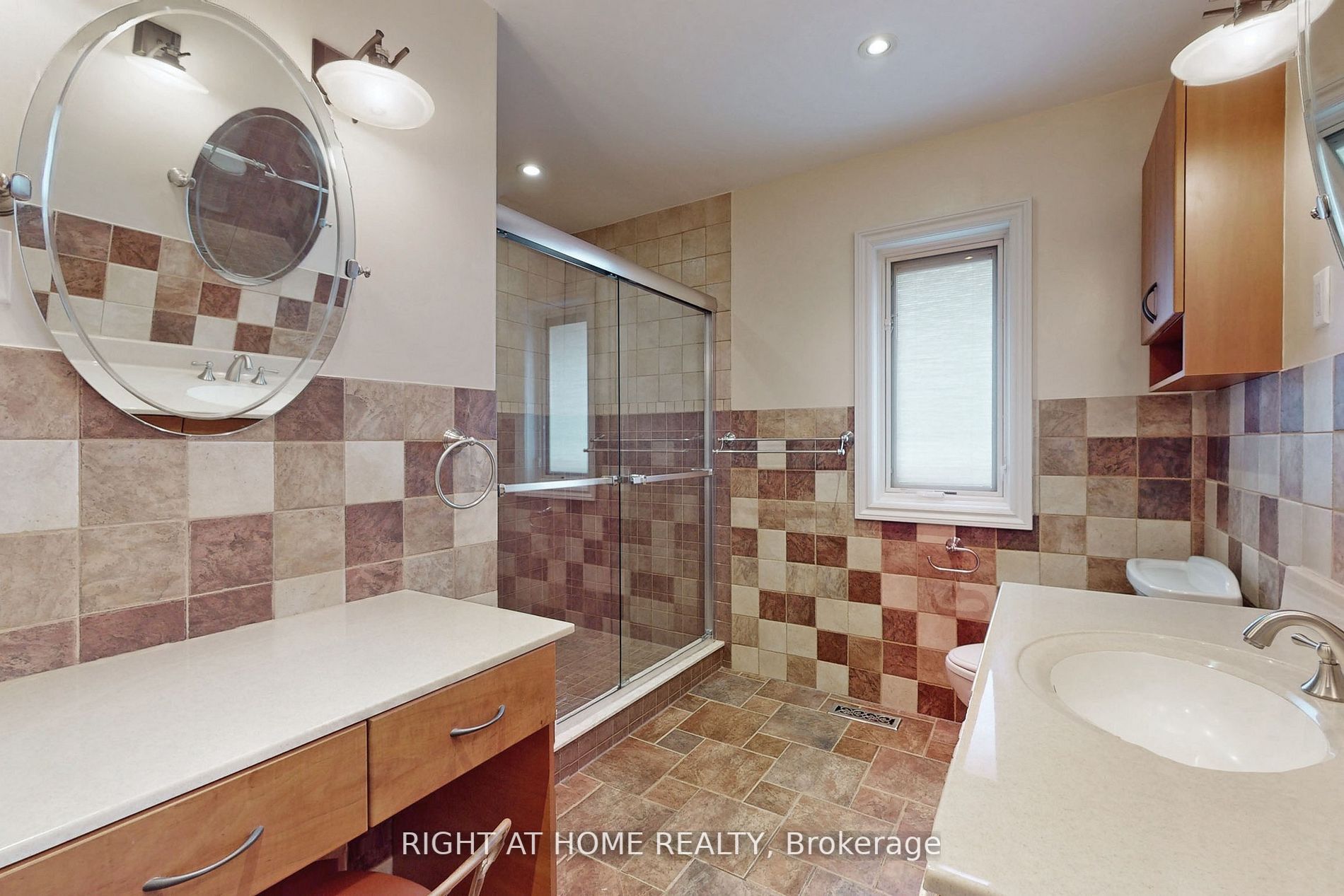 375 Lakeshore Road W