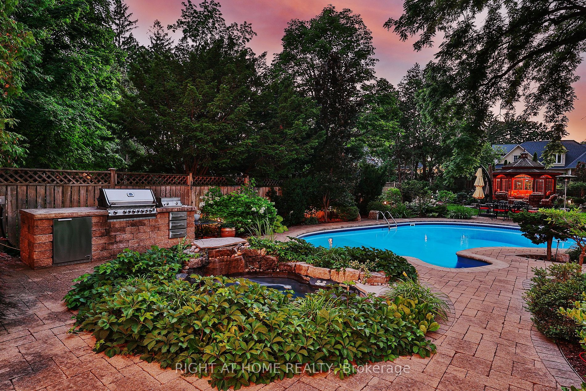 375 Lakeshore Road W