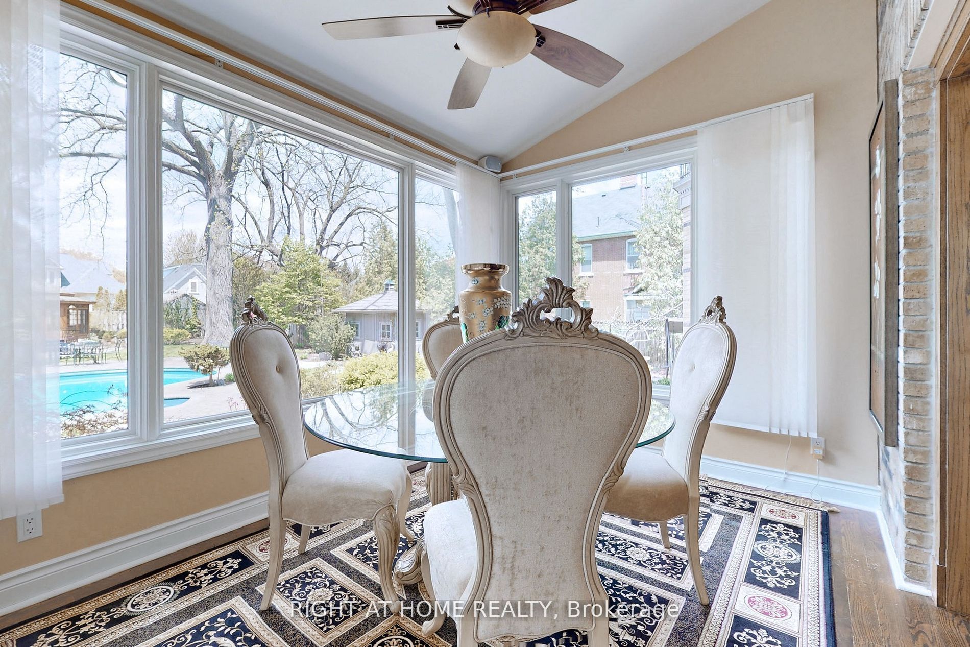 375 Lakeshore Road W