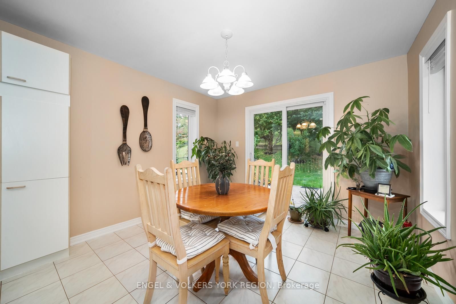 34 Sunkist Valley Road