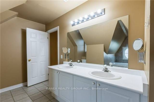 800 Dundas St W, #8