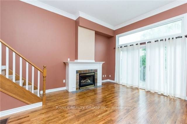 800 Dundas St W, #8
