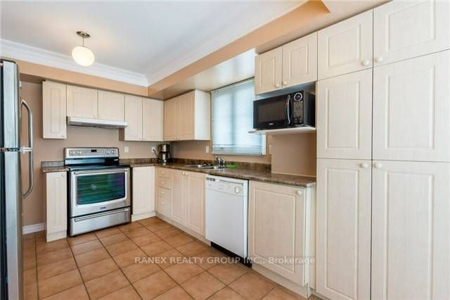 800 Dundas St W, #8