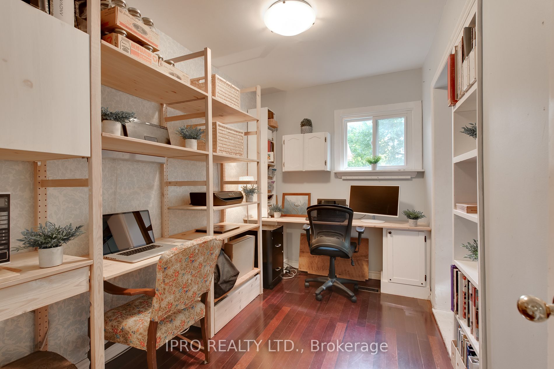 1551 Queen St E