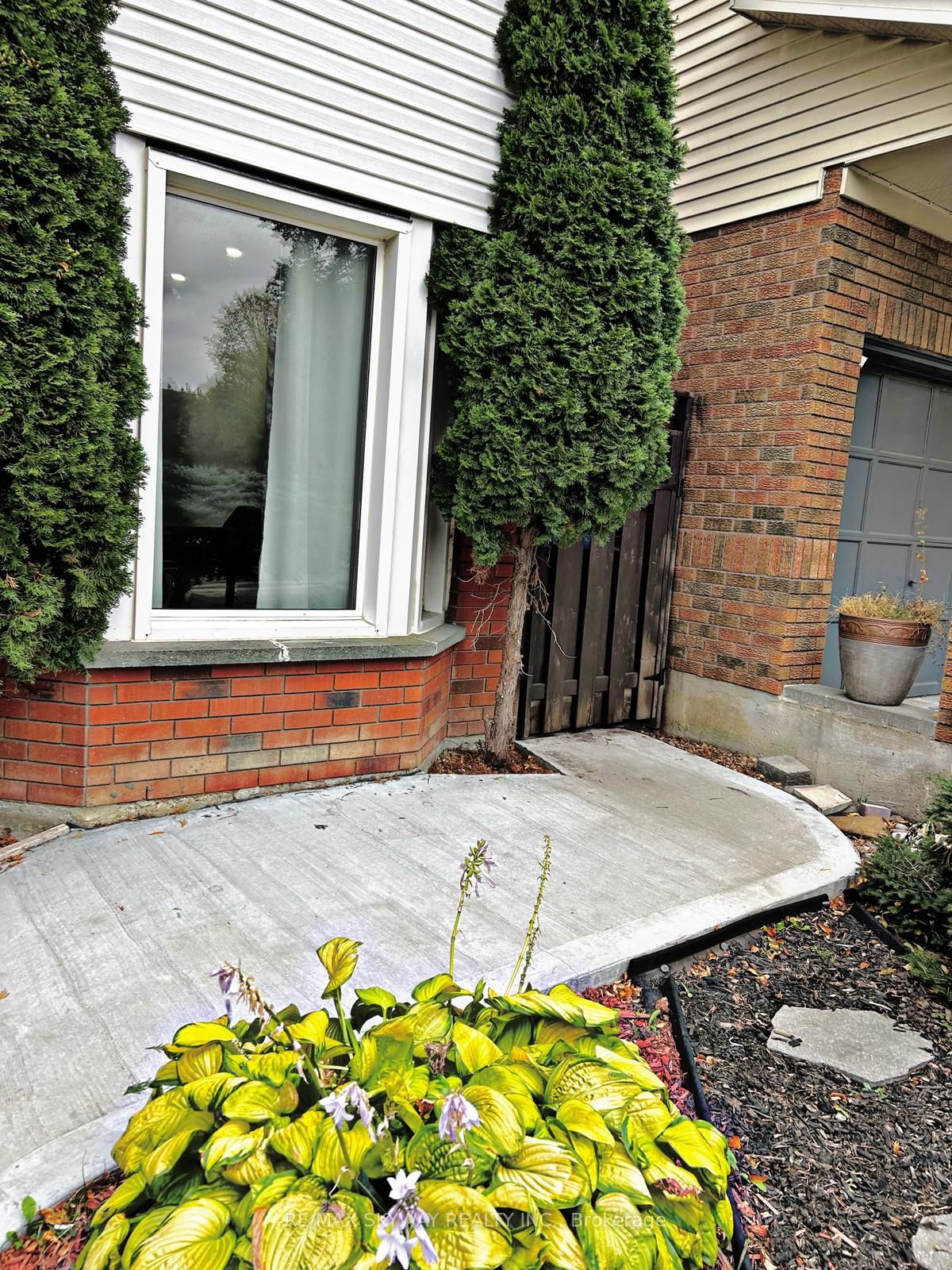 77 Stoneledge Circ N