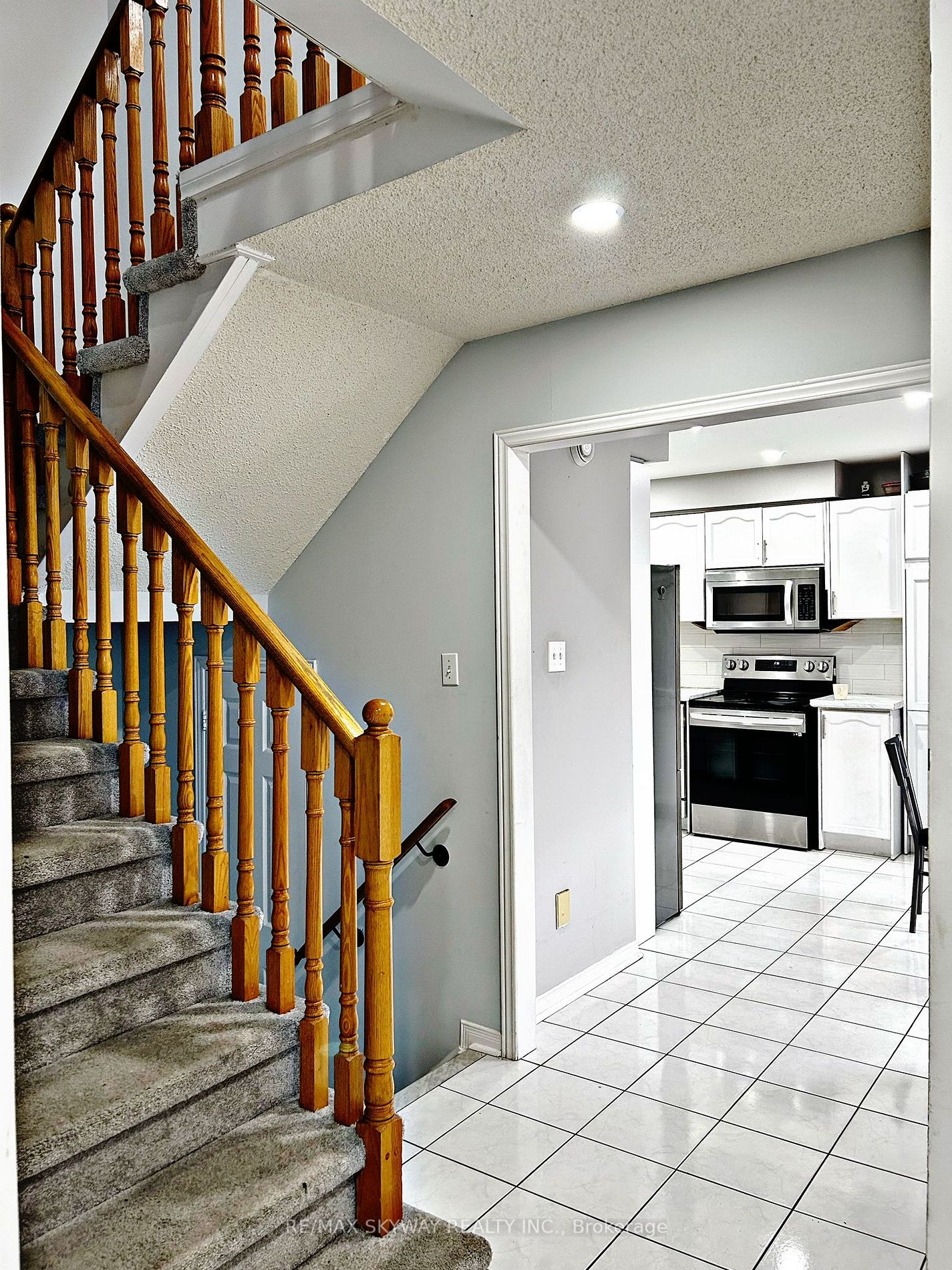 77 Stoneledge Circ N