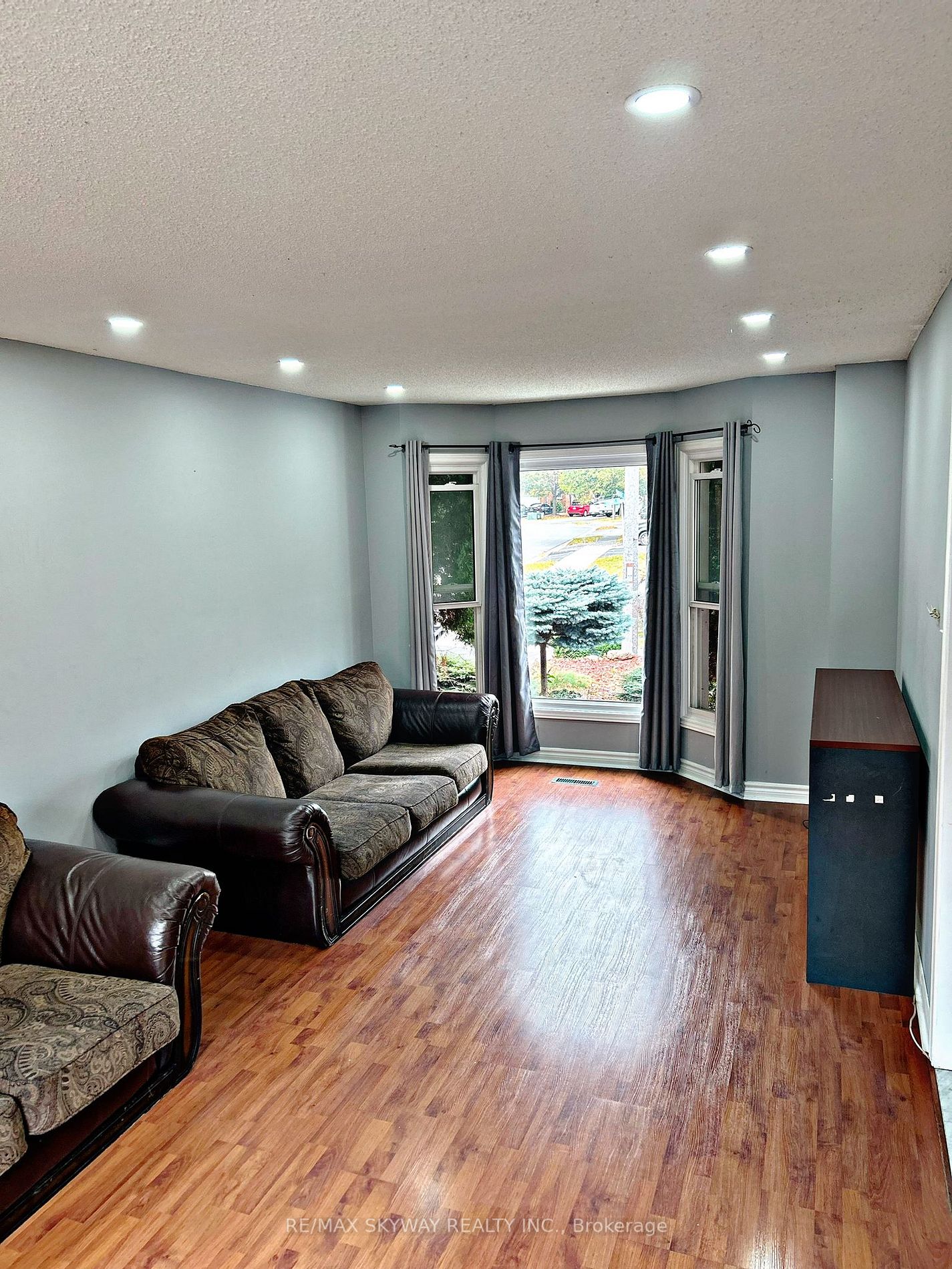 77 Stoneledge Circ N