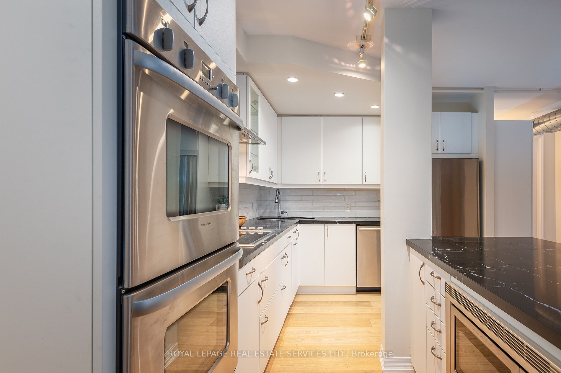 384 Sunnyside Ave, #106