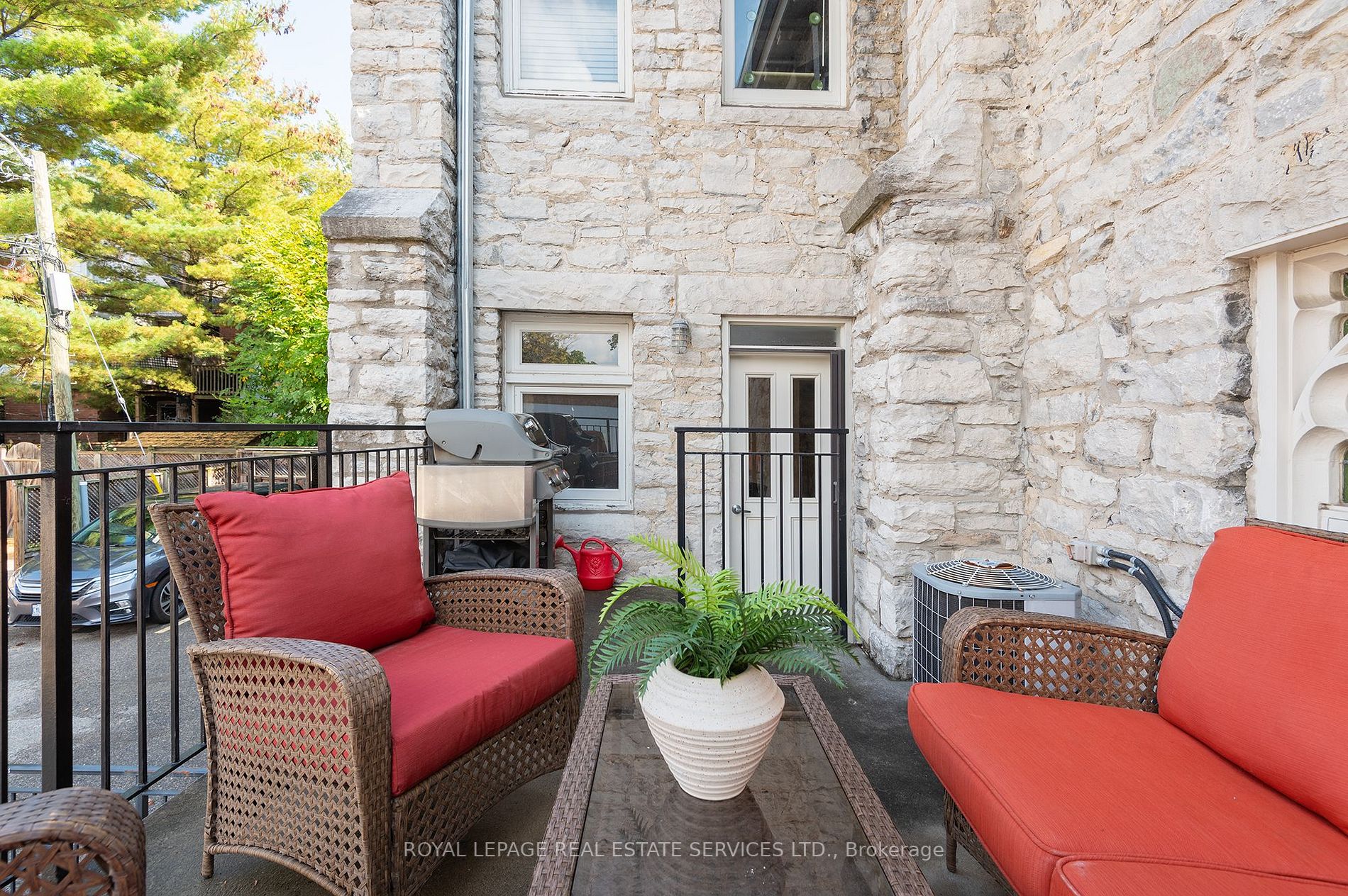 384 Sunnyside Ave, #106