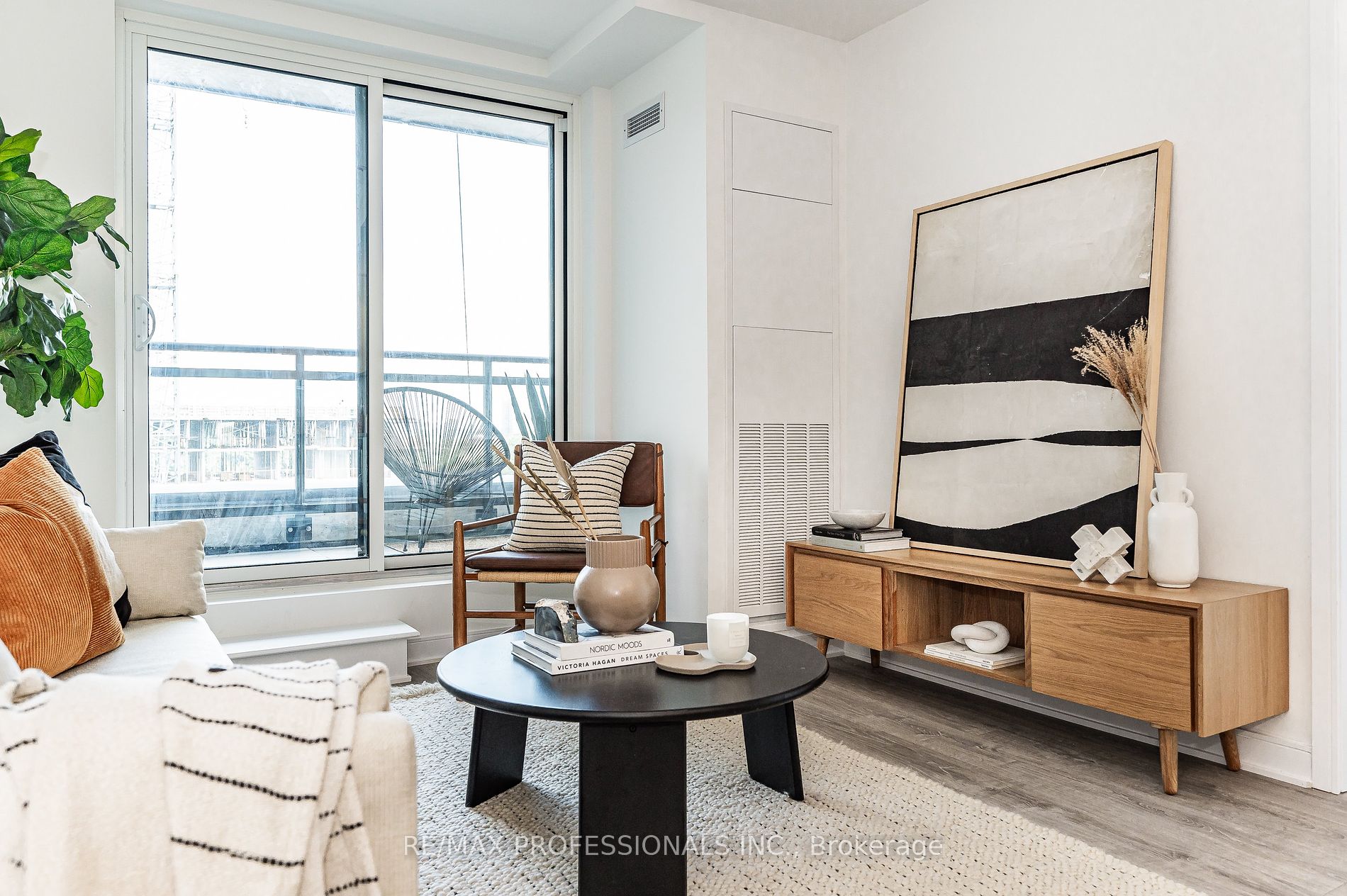 25 Neighbourhood Lane, #801