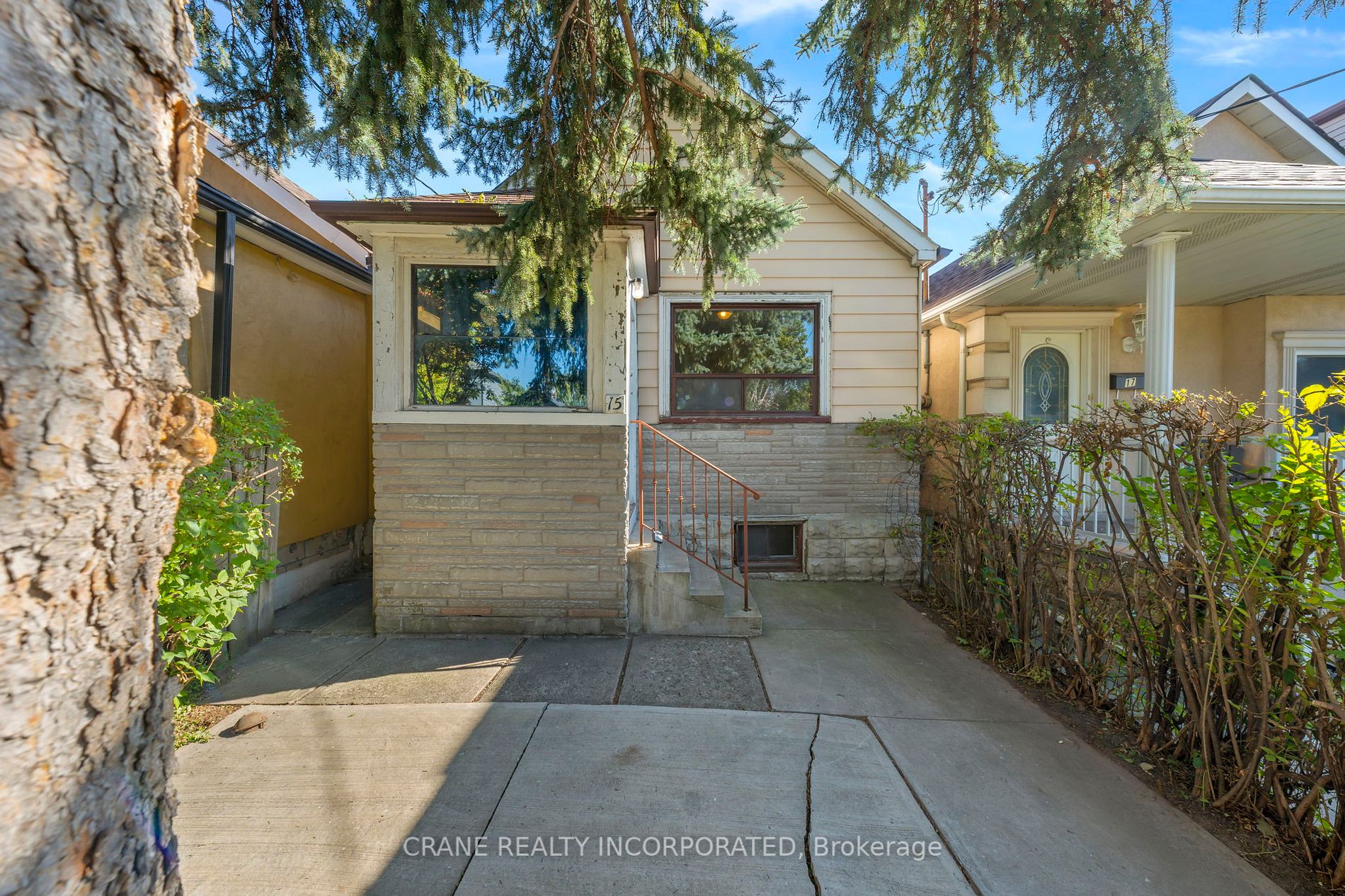 15 Seneca Ave