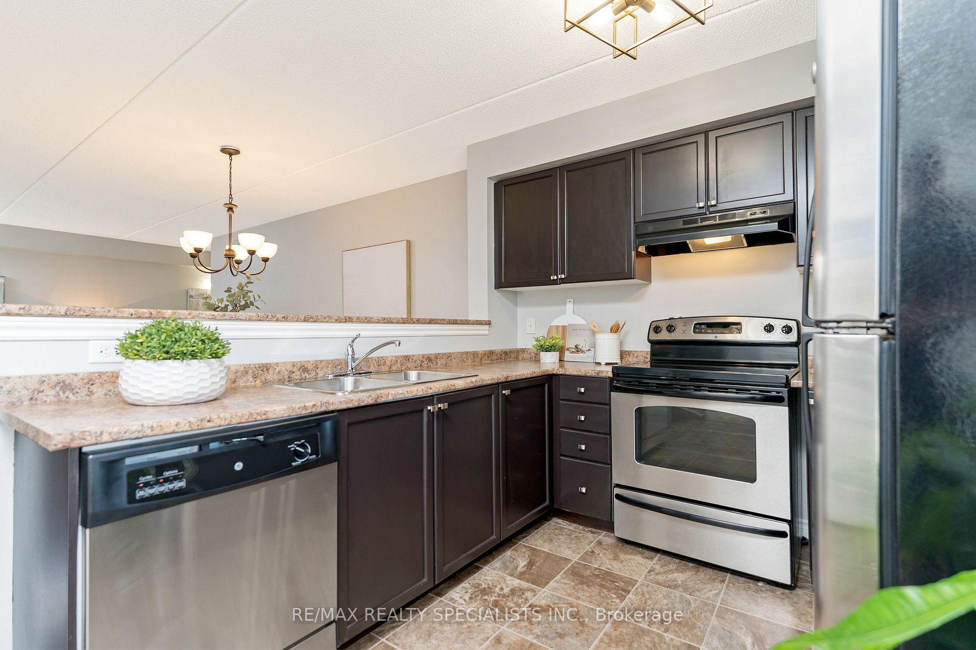 1370 Main Street E, #202