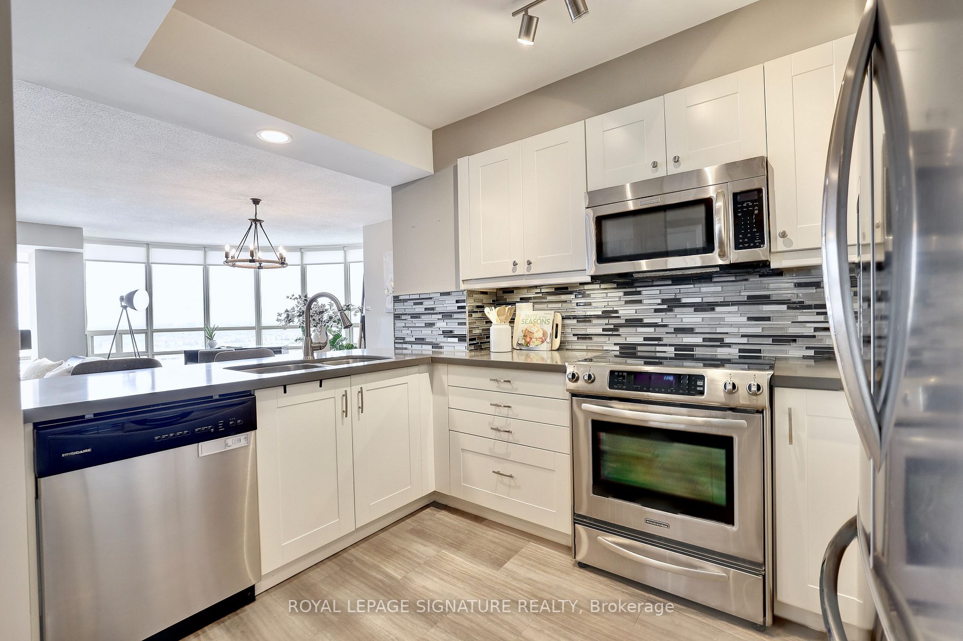 50 Eglinton Ave W, #1205