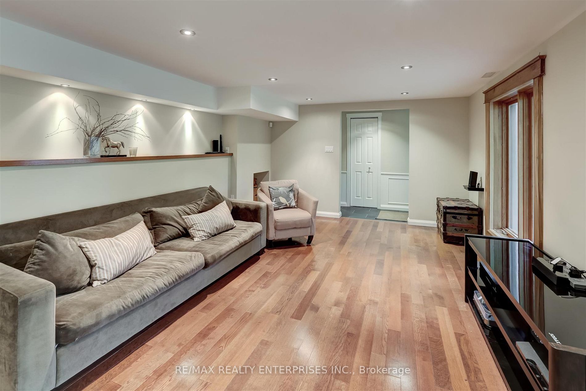 1648 Angela Cres