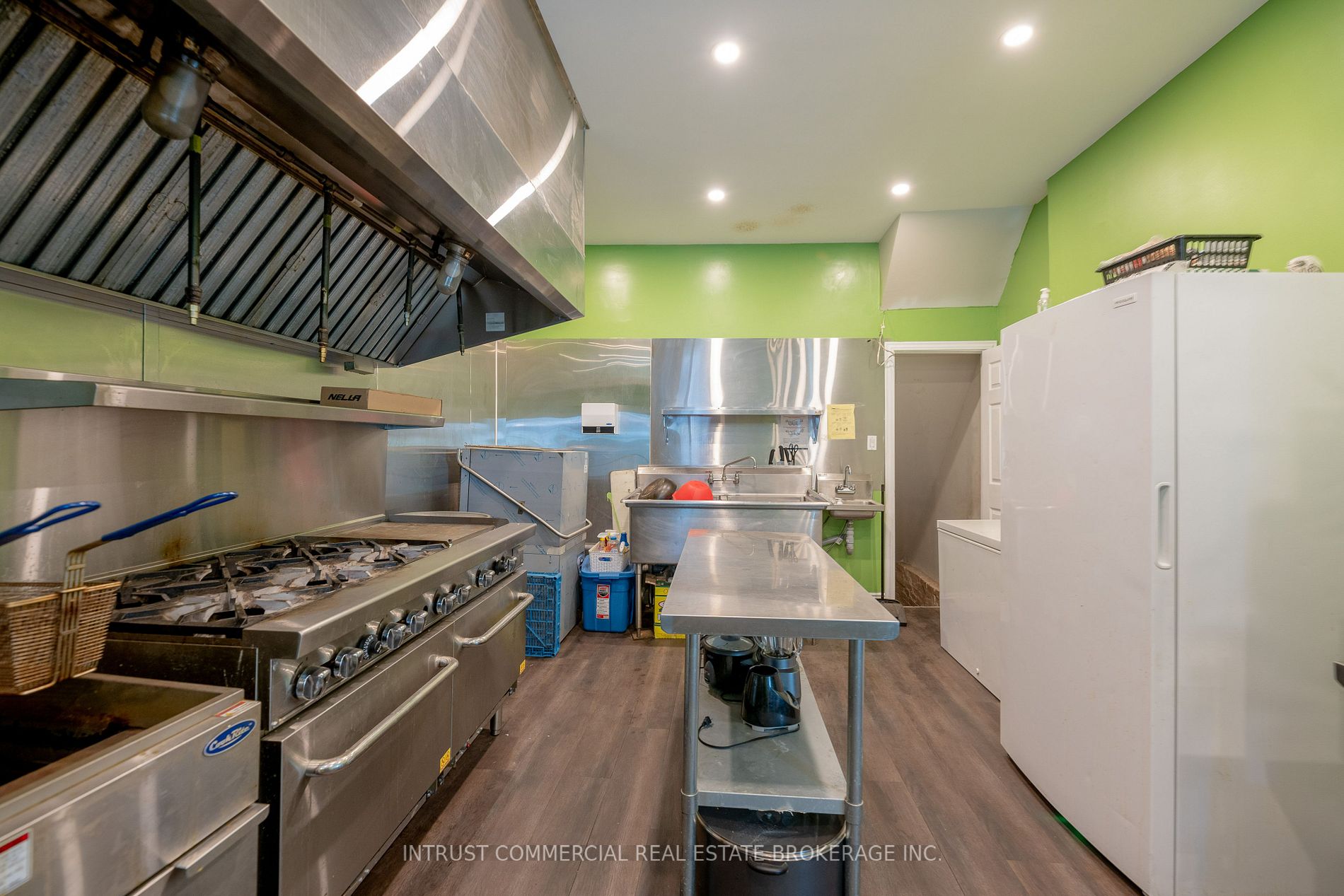 3341 Dundas St W