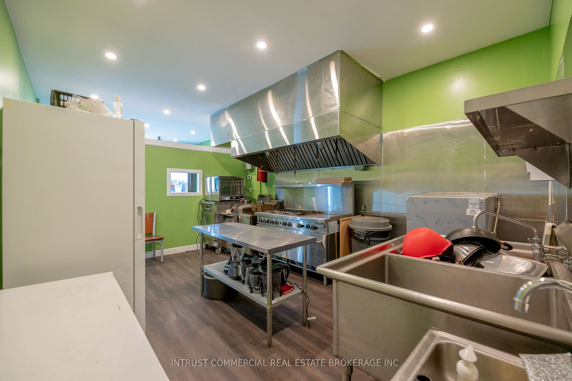 3341 Dundas St W