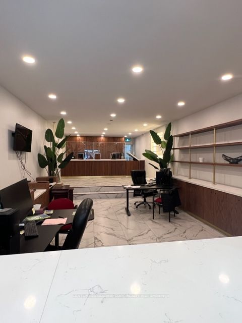 870 Bloor St W
