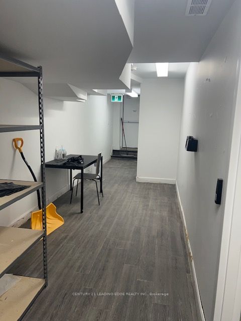 870 Bloor St W