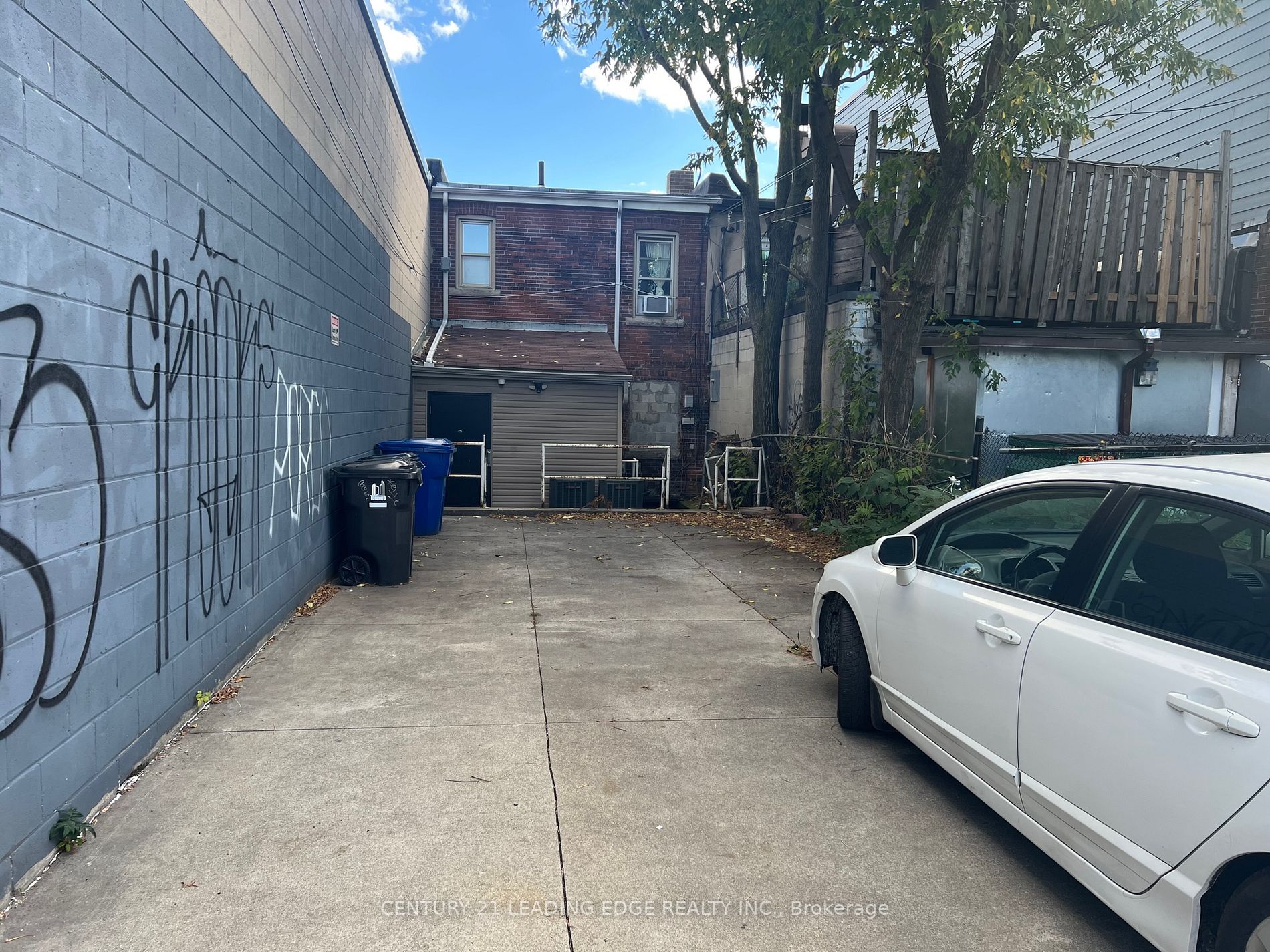 870 Bloor St W
