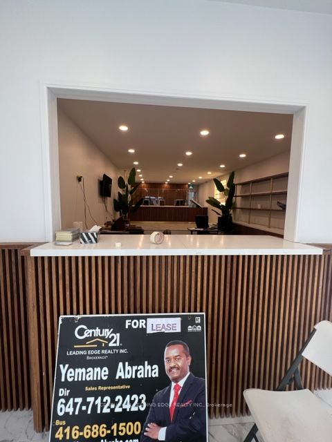 870 Bloor St W