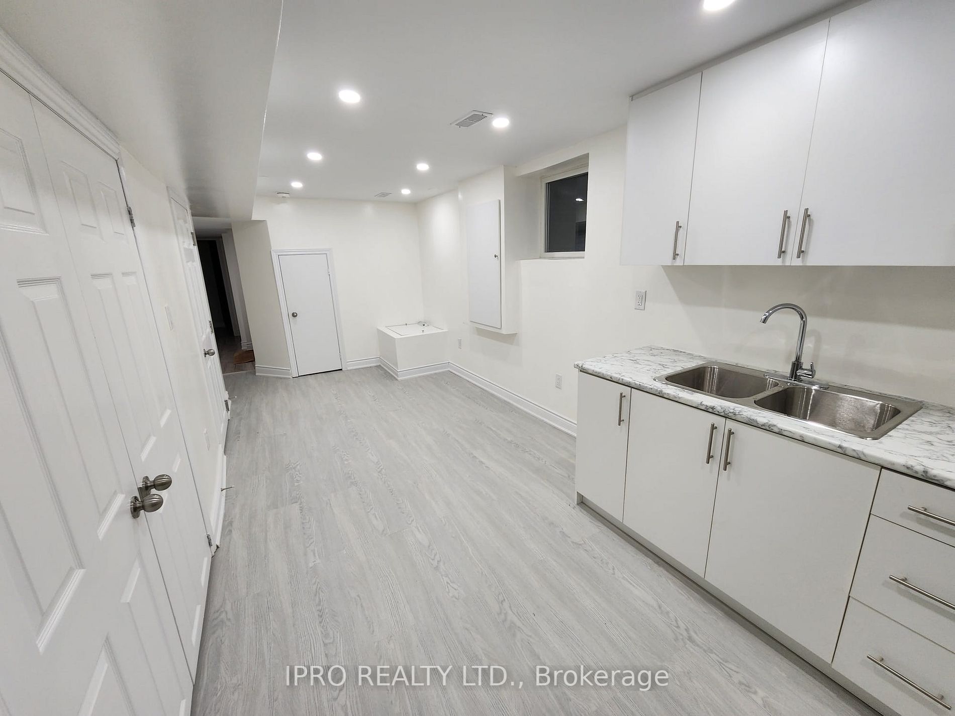 72 Commodore Dr