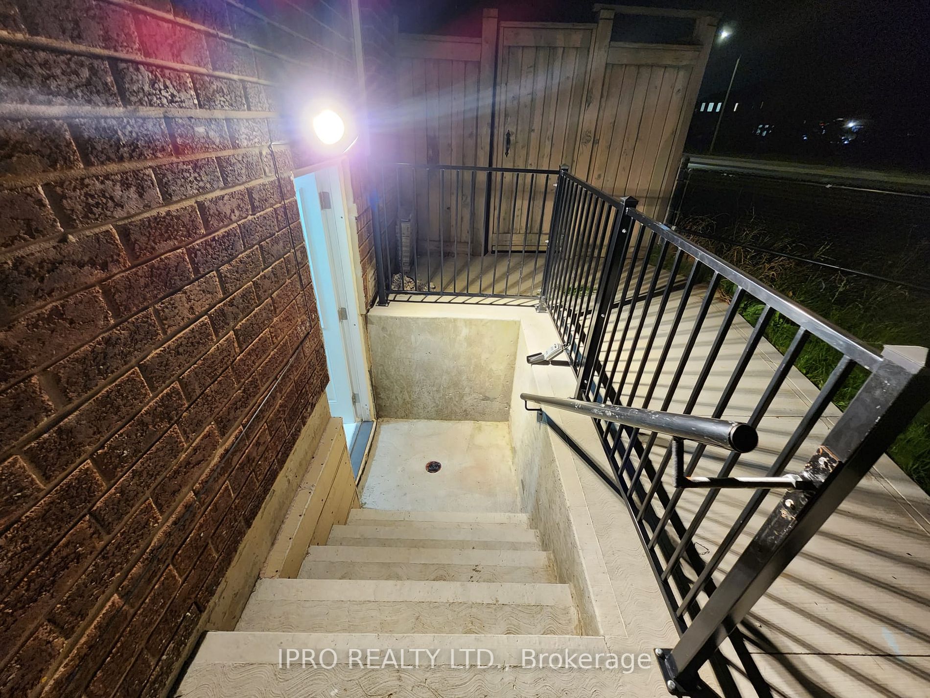 72 Commodore Dr