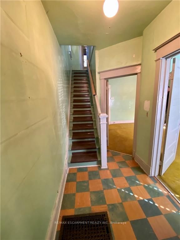 23 Priscilla Ave S