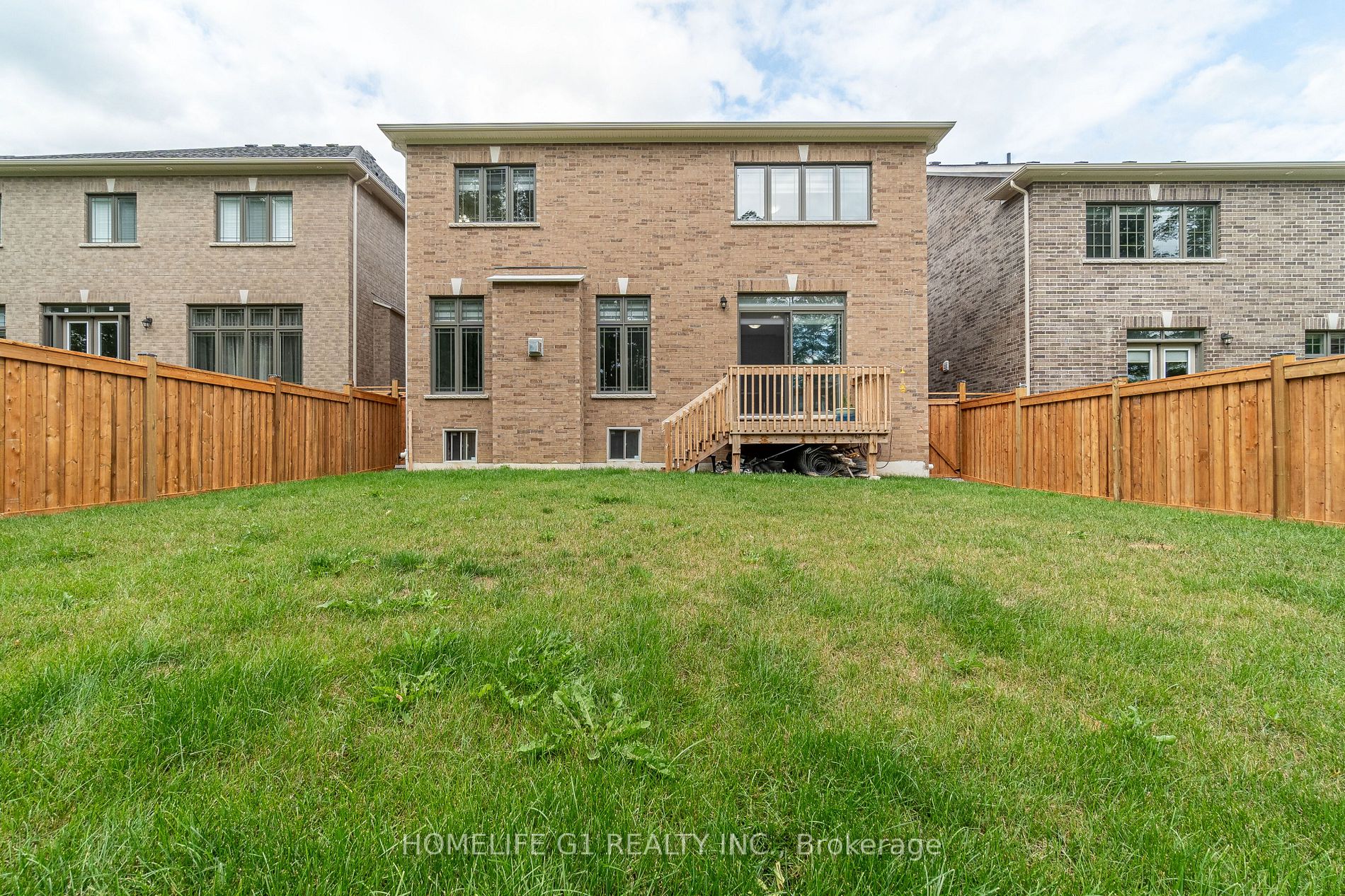 24 Daisy Meadow Cres W
