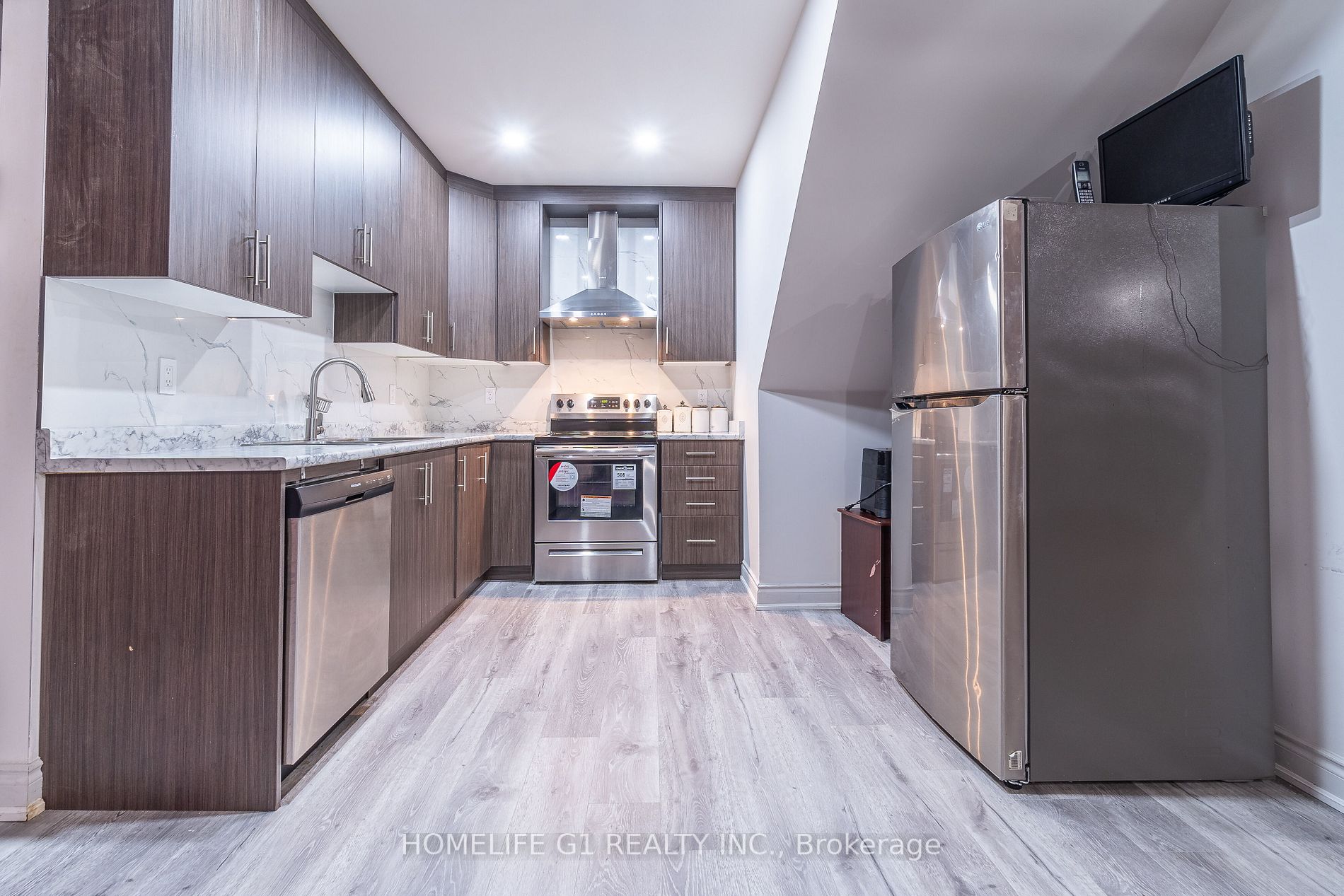 24 Daisy Meadow Cres W