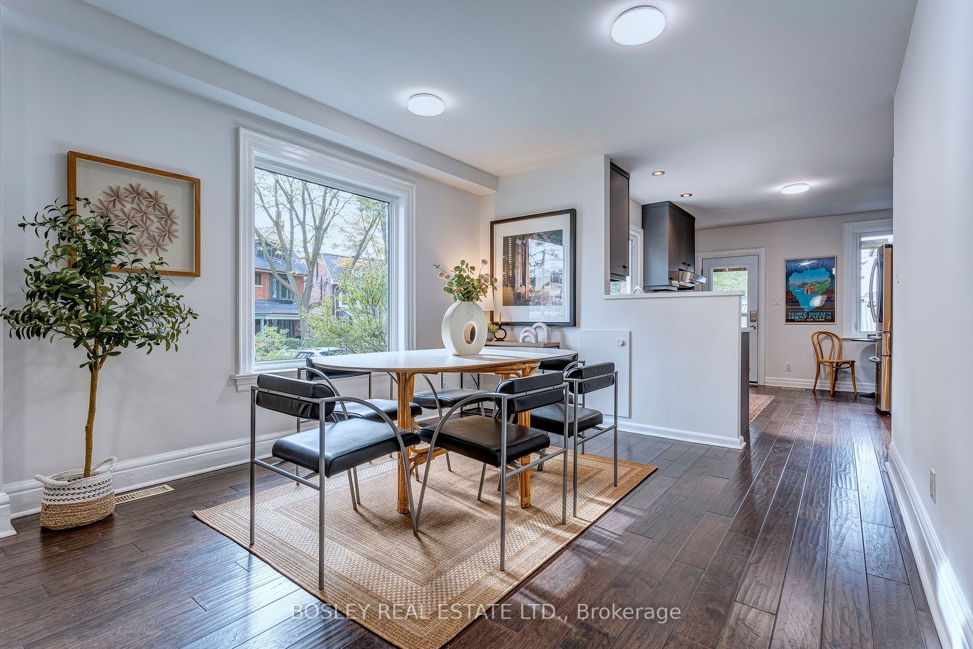 2027 Dundas St W