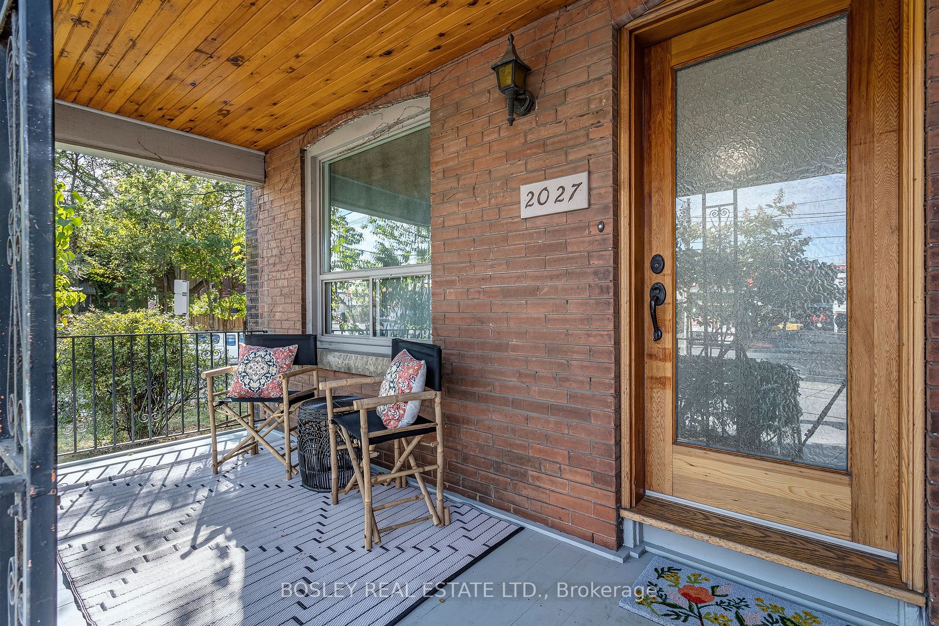 2027 Dundas St W