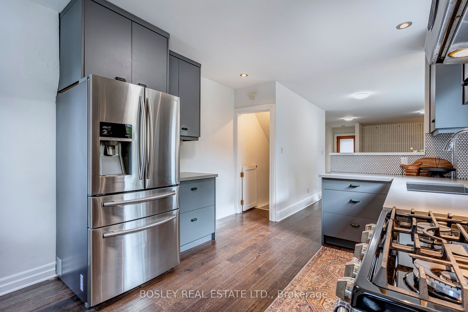 2027 Dundas St W