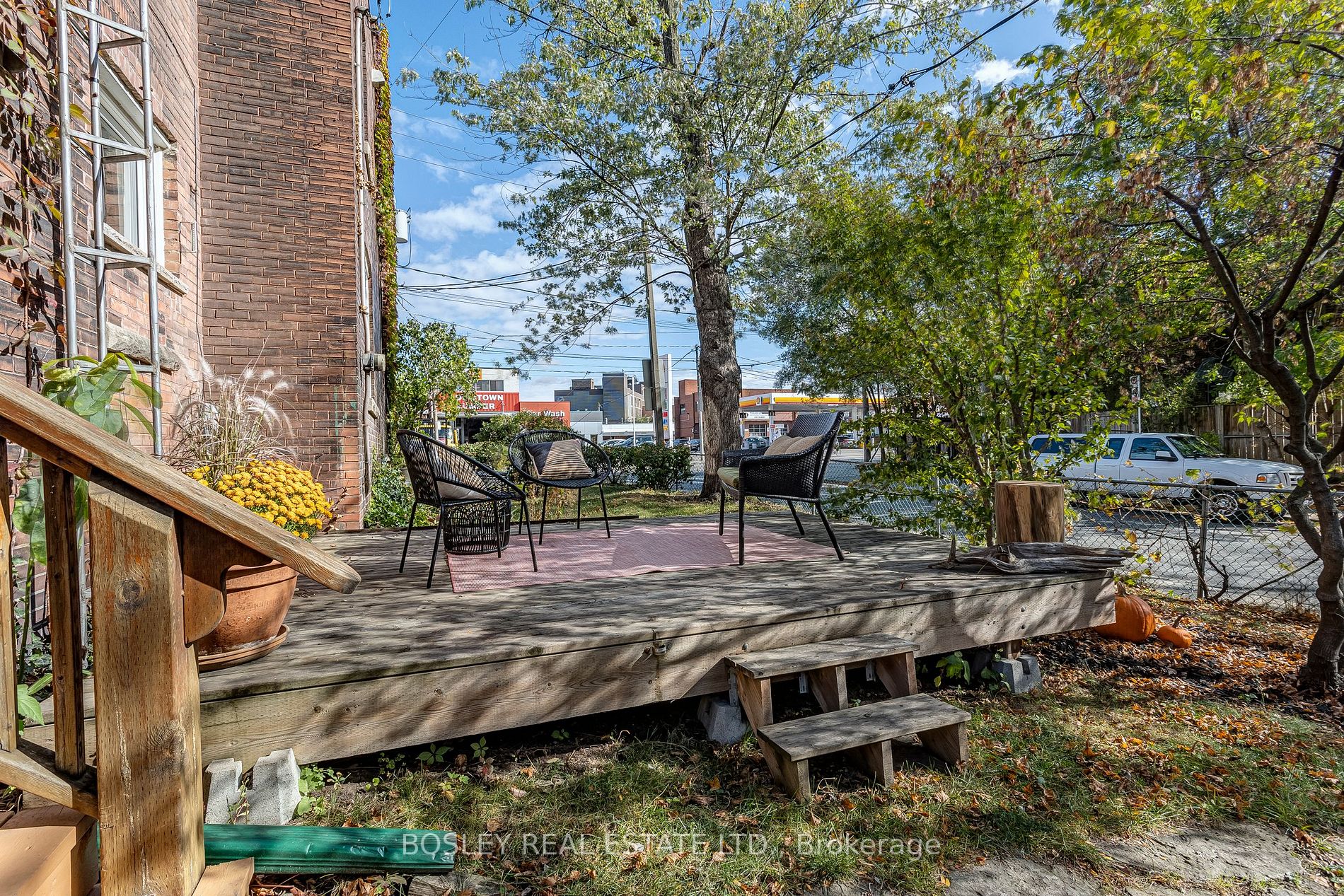 2027 Dundas St W
