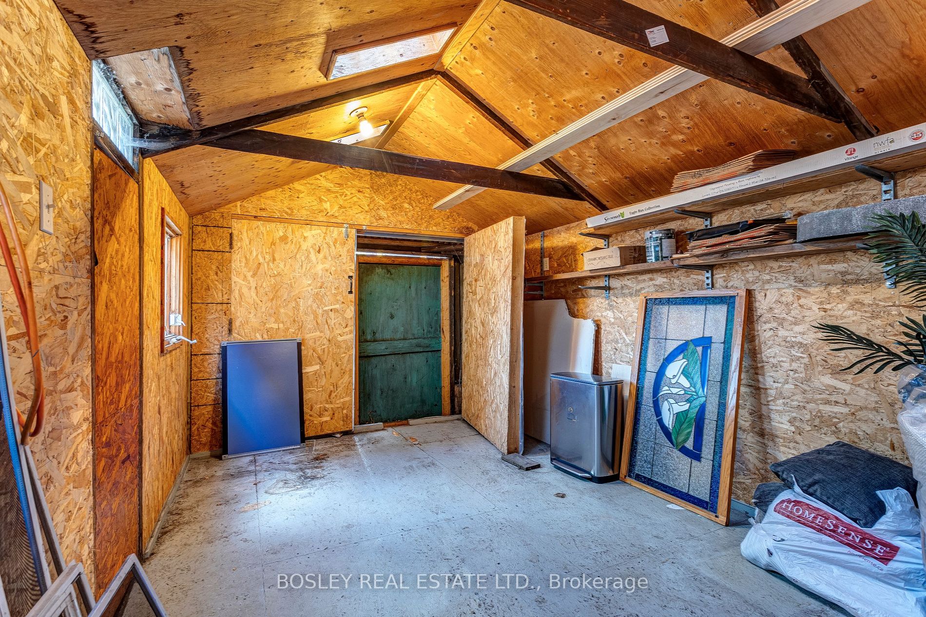 2027 Dundas St W