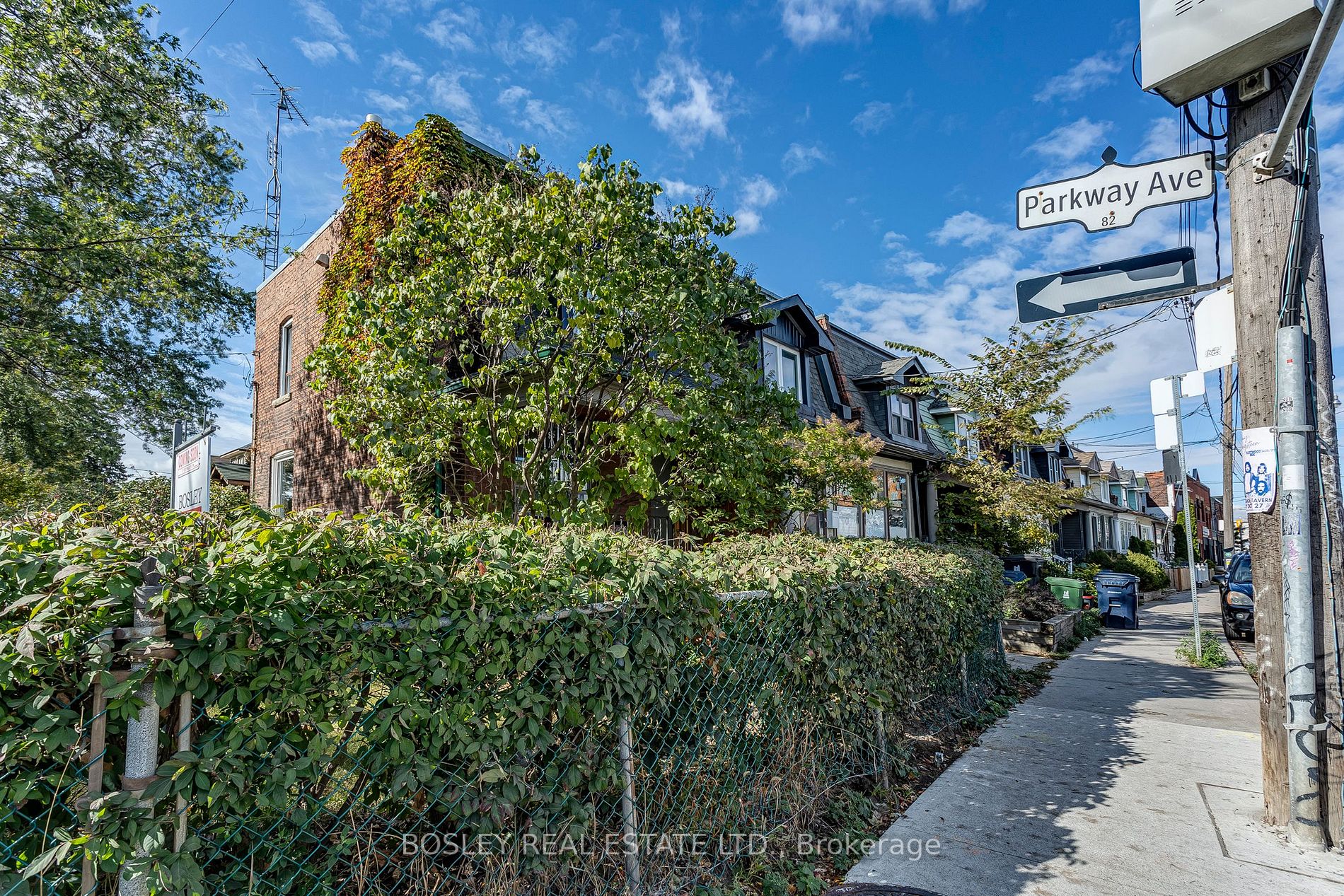 2027 Dundas St W