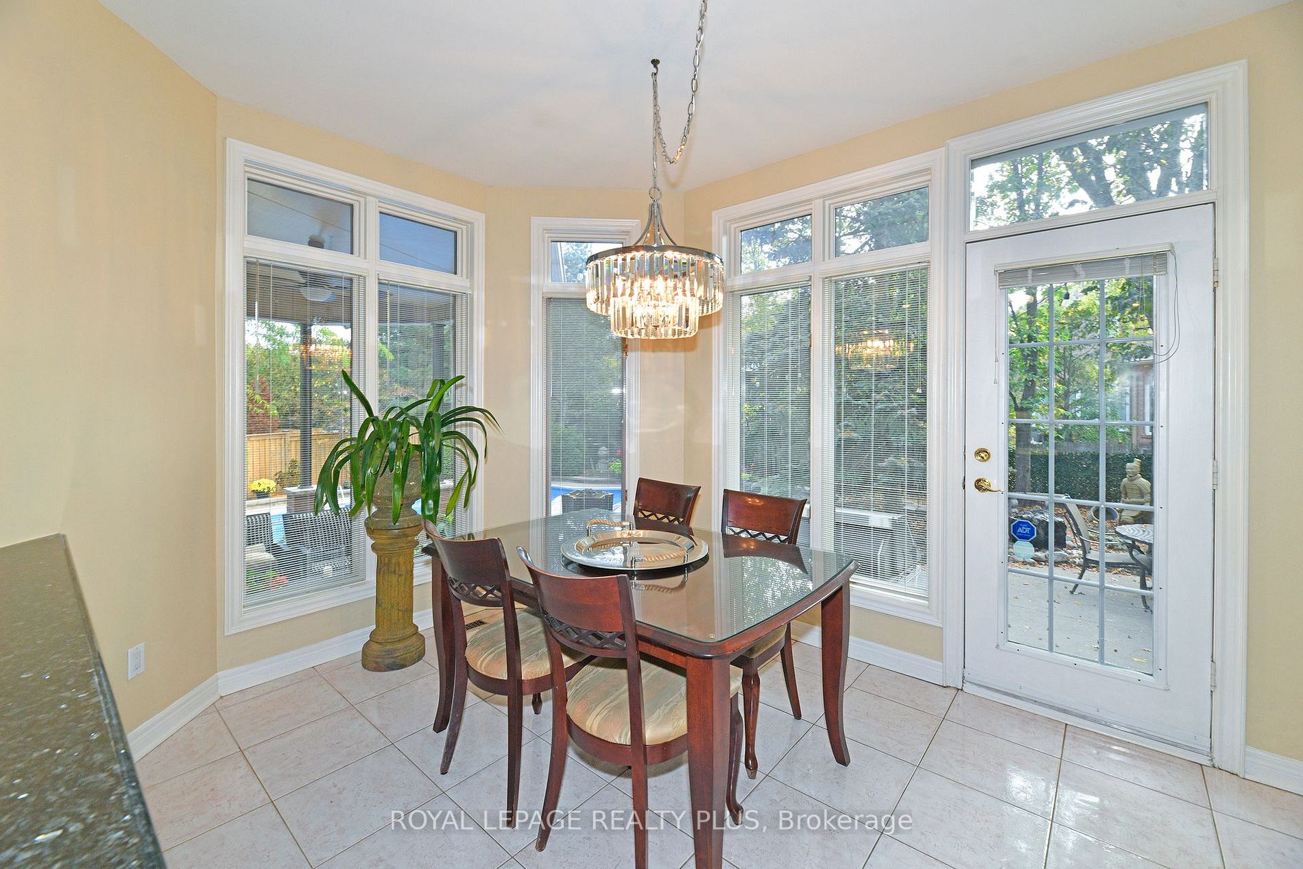 1076 Skyvalley Crescent
