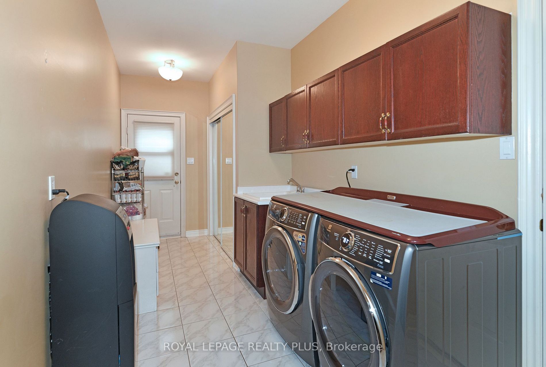 1076 Skyvalley Crescent