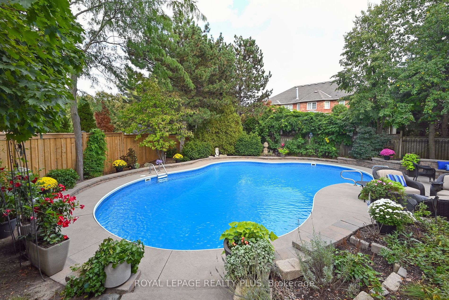 1076 Skyvalley Crescent