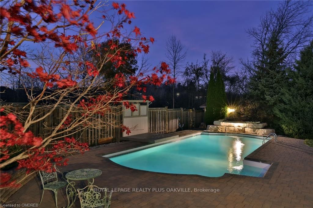 215 Burloak Dr