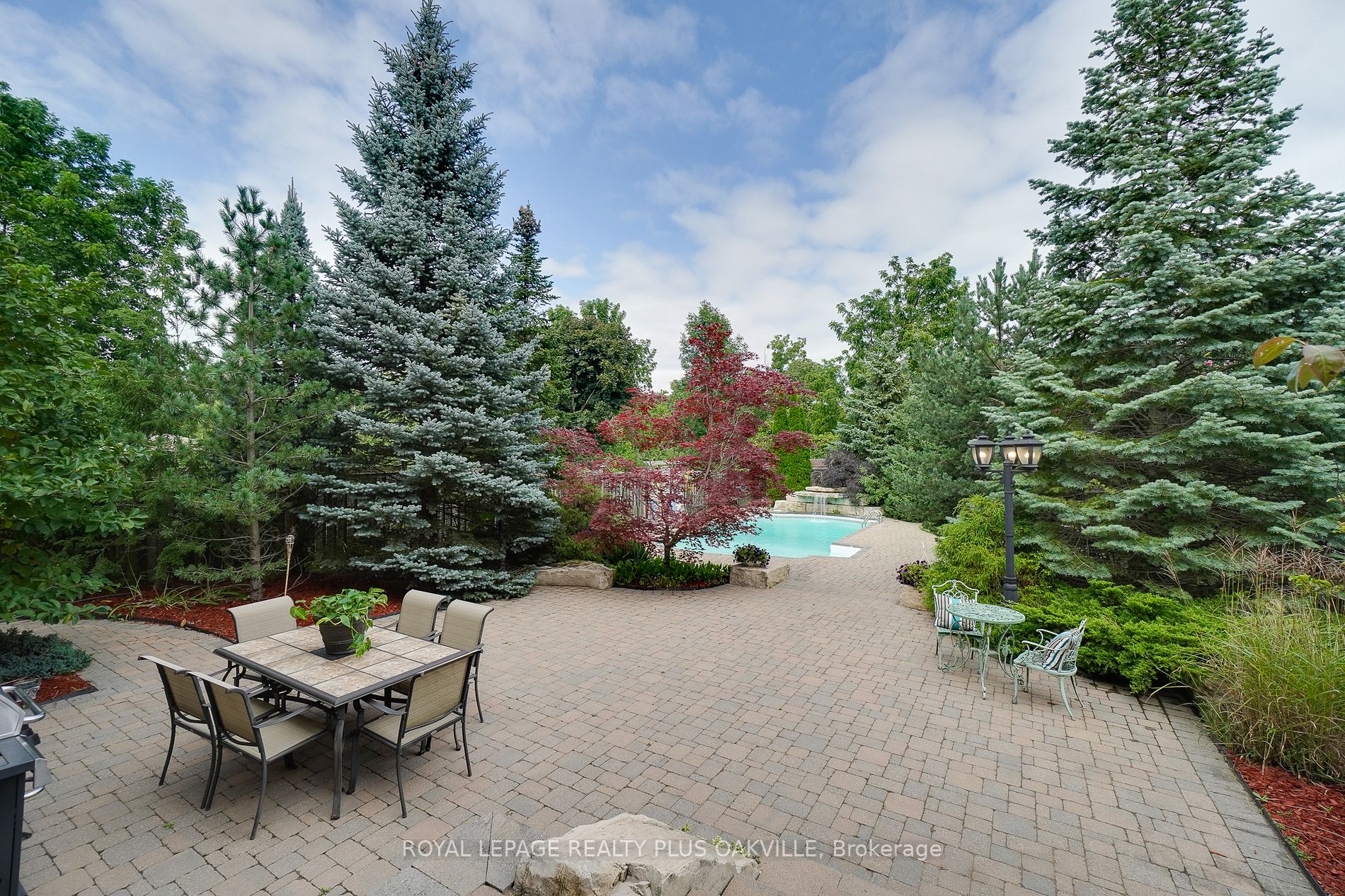 215 Burloak Dr