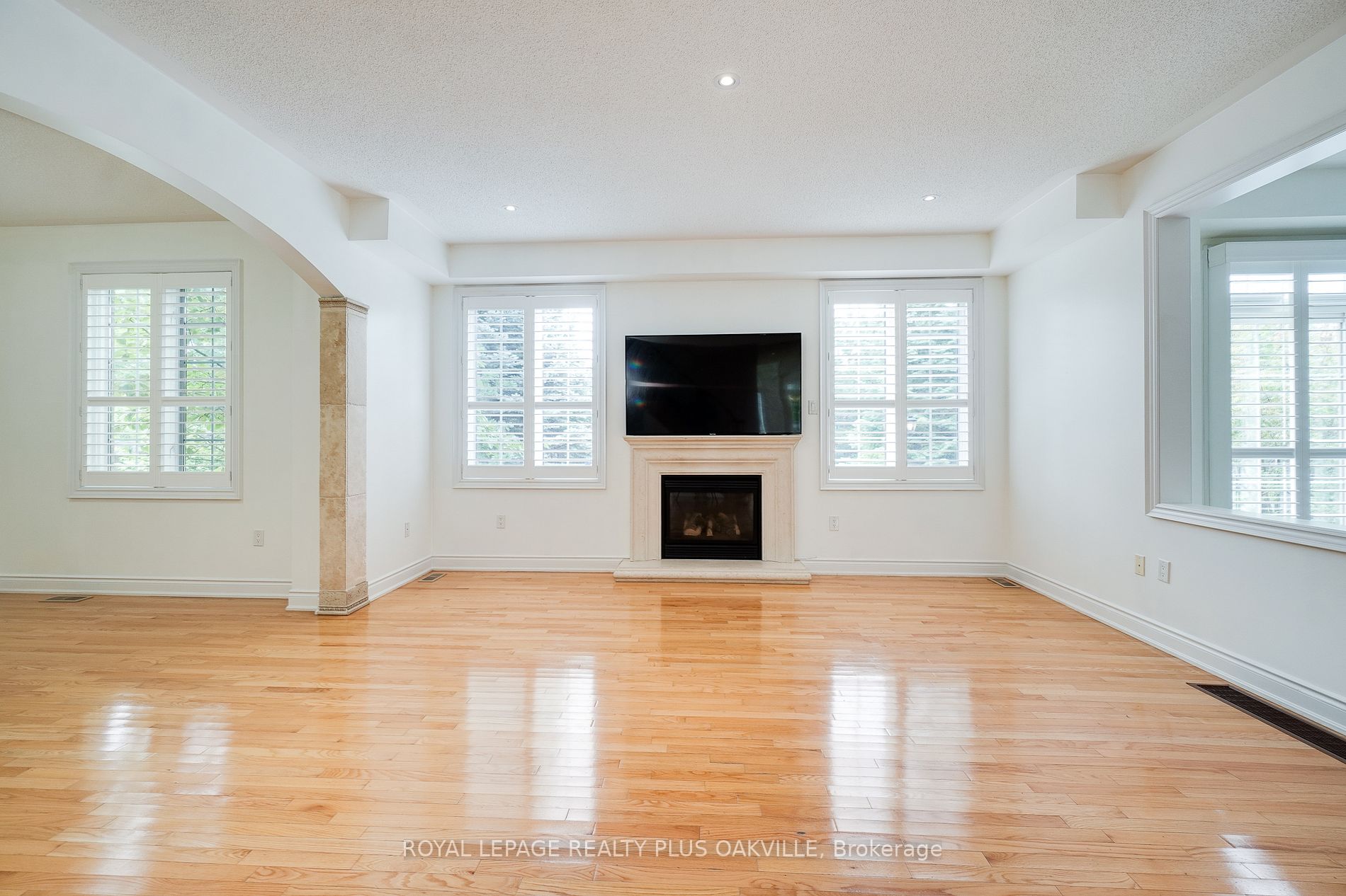215 Burloak Dr